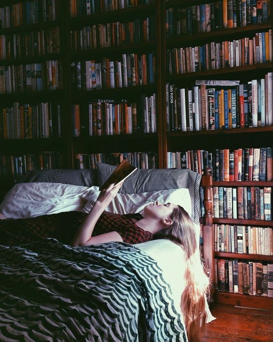 Lecturalia's tweet photo. Lo mejor que puedes hacer antes de ir a dormir es leer un poco. #ytúquélees https://t.co/3oCZUBvFAd