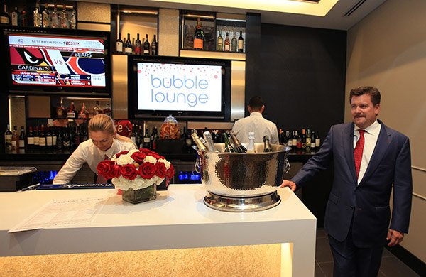 .@NFL's first champagne bar is a part of the club upgrades at @UOPXStadium.  READ MORE: bit.ly/clubs082017 https://t.co/TXQOUaIlyr