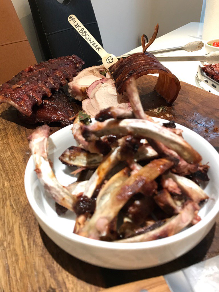 phillsatwitt's tweet image. Left overs anyone? #bbqweek #ribbones #porkonpork 🐷🔪🐷😋