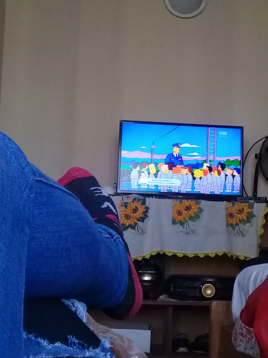 MirnaIbarra15's tweet photo. Sige mi tarde tirada y mirando lo mejor del domingo 👉😍 #feriadosimpson https://t.co/IYrPKxg2Gw