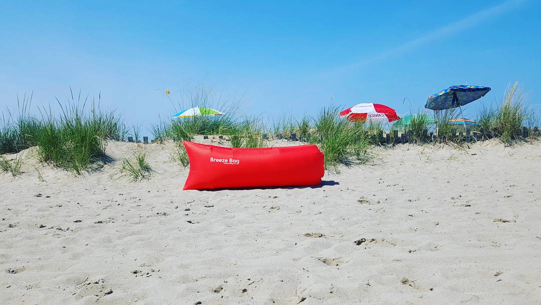 #Summer life is a good life ❤
♡ Premium Inflatable Lounger ♡ Floats on water. 2lbs. No plastic bags #breezebag #inflatablelounger #beaching