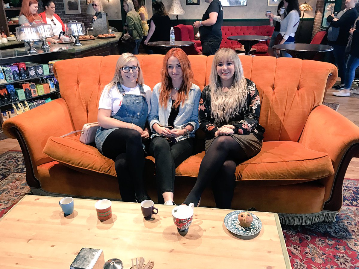tarabennett13's tweet photo. #FRIENDSFEST ☕️👭🐥🏈⛲️🗽 https://t.co/4lgpOW2hqS