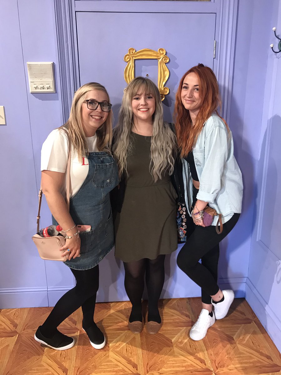 tarabennett13's tweet photo. #FRIENDSFEST ☕️👭🐥🏈⛲️🗽 https://t.co/4lgpOW2hqS