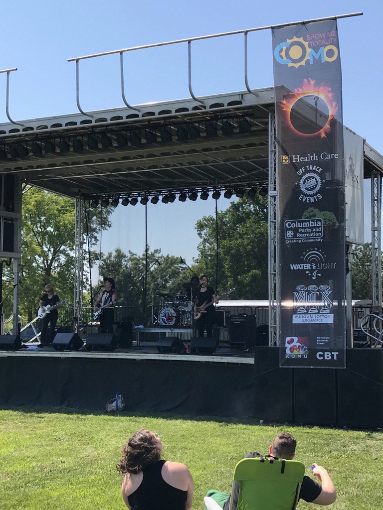 BoCo0920's tweet photo. Listening to #CoMo's own Violet & the Undercurrents at #CosmoPark for #CoMoEclipse https://t.co/tICZ5h42Az
