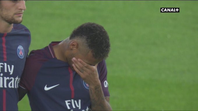 FOTO. Neymar, plorant durant el minut de silenci per les víctimes de l’atemptat a Barcelona abans del partit del PSG.