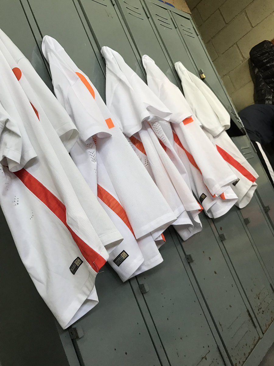 esteeselanio_'s tweet image. El vestuario listo espera al plantel de #EEEA⚽️#HoyHayQueGanar