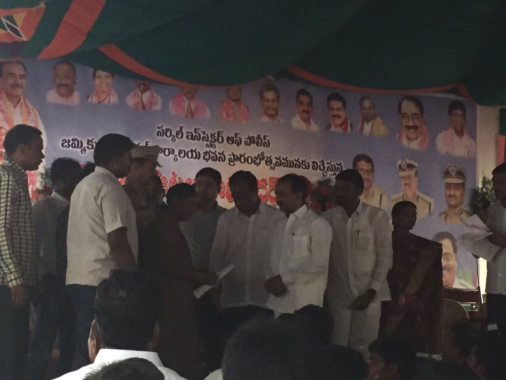 DamoderKoleti's tweet photo. జమ్మికుంటలో పోలీస్ స్టేషన్ ను ప్రారంభిస్తున్న  ఈటల రాజేందర్ గారు మరియు తెలంగాణ రాష్ట్ర పోలీసు హౌసింగ్ కార్పొషన్ చైర్మన్ కొలేటి దామోదర్ గారు https://t.co/QIugmyswTR