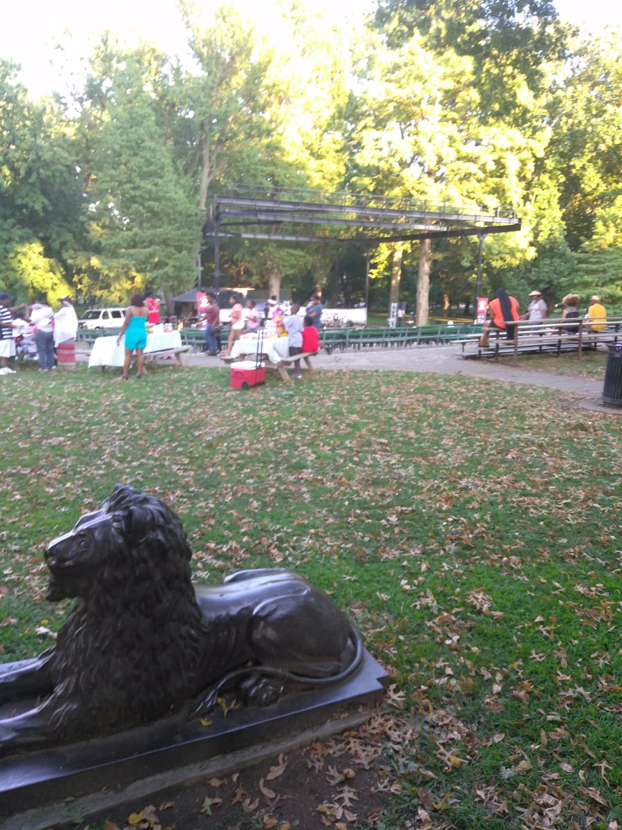 LoveAuset's tweet image. Swinging with Sunsets...ringing bells and chilling with lions #LOVE #MusicalUnity #CentralParkKY