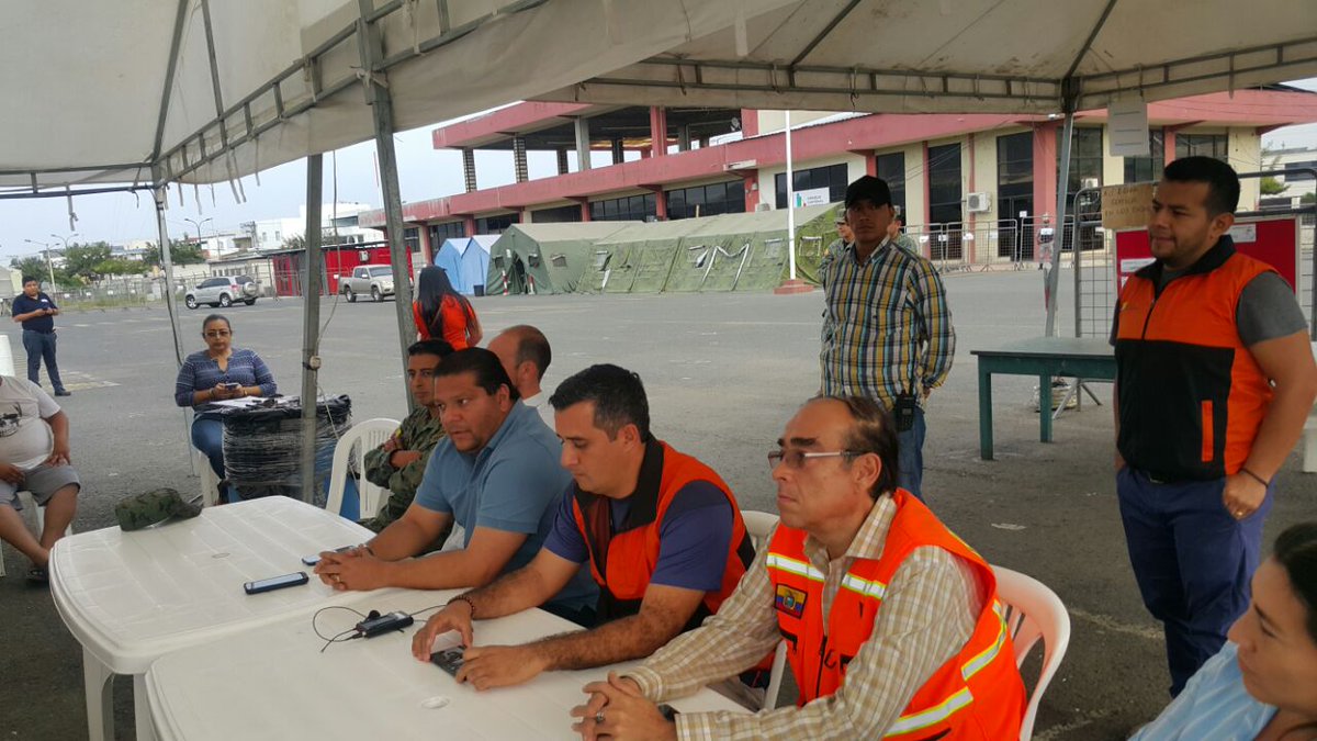 GoberManabi's tweet photo. Autoridades socializan a familias plan de cierre del alojamiento temporal exaeropuerto  #Portoviejo. @diazfabr @Riesgopata @Riesgos_Ec #FFAA https://t.co/Ehg1pBXZA3