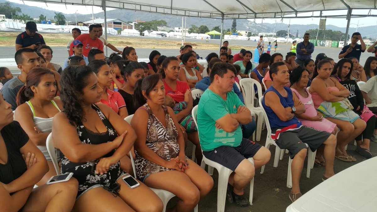 GoberManabi's tweet photo. Autoridades socializan a familias plan de cierre del alojamiento temporal exaeropuerto  #Portoviejo. @diazfabr @Riesgopata @Riesgos_Ec #FFAA https://t.co/Ehg1pBXZA3
