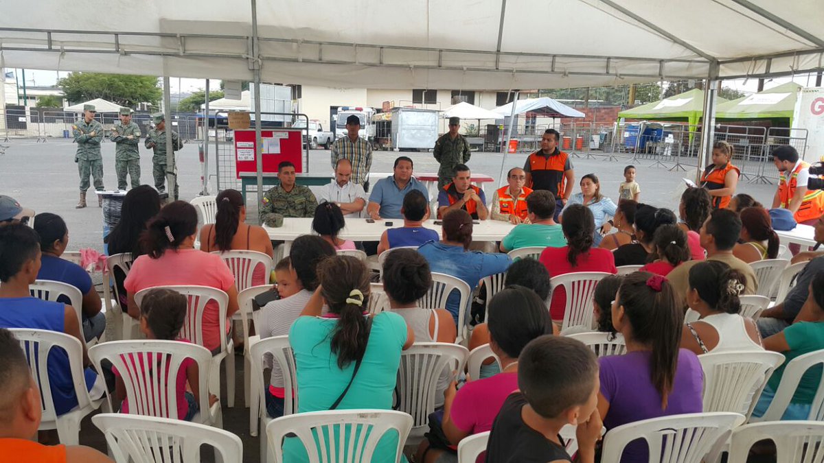 GoberManabi's tweet photo. Autoridades socializan a familias plan de cierre del alojamiento temporal exaeropuerto  #Portoviejo. @diazfabr @Riesgopata @Riesgos_Ec #FFAA https://t.co/Ehg1pBXZA3