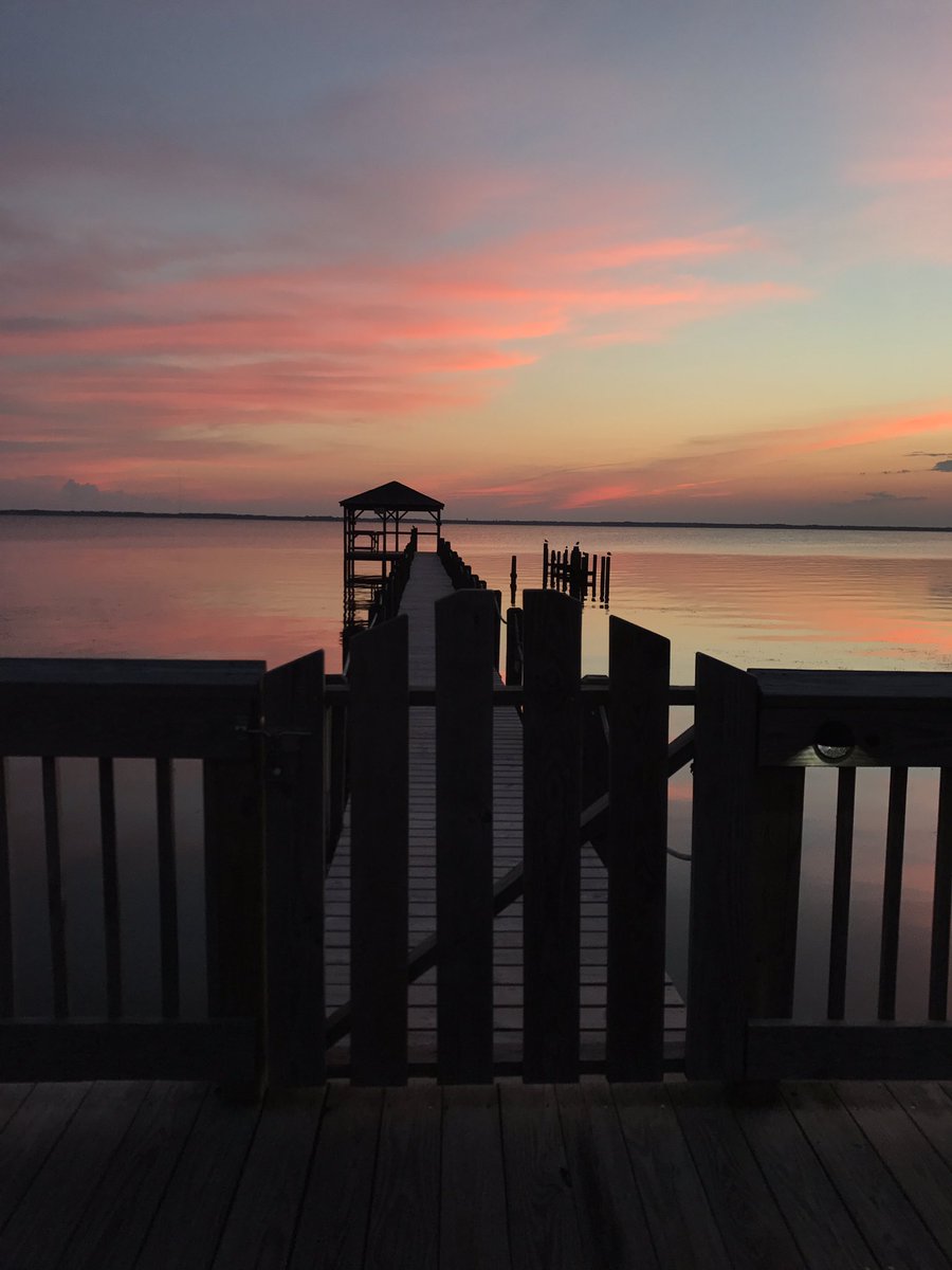 StephanieLodato's tweet photo. Sunsets are honestly one of the worlds best gifts https://t.co/fGOZwuNHlX