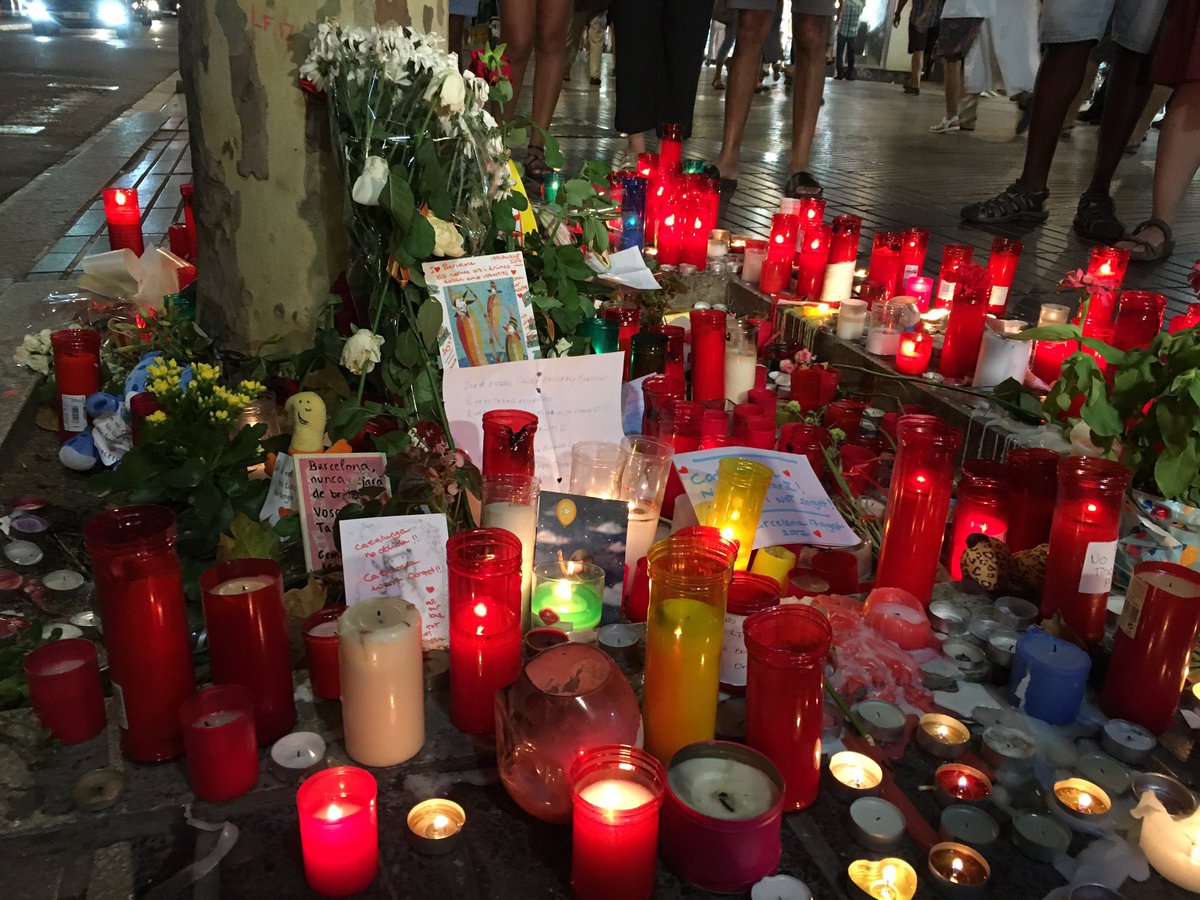 katyrickitt's tweet photo. Moving scenes in Barcelona tonight as Sikh group sing up and down Las Ramblas at shrines for each of 13 victims @GMB https://t.co/jhlognxjab