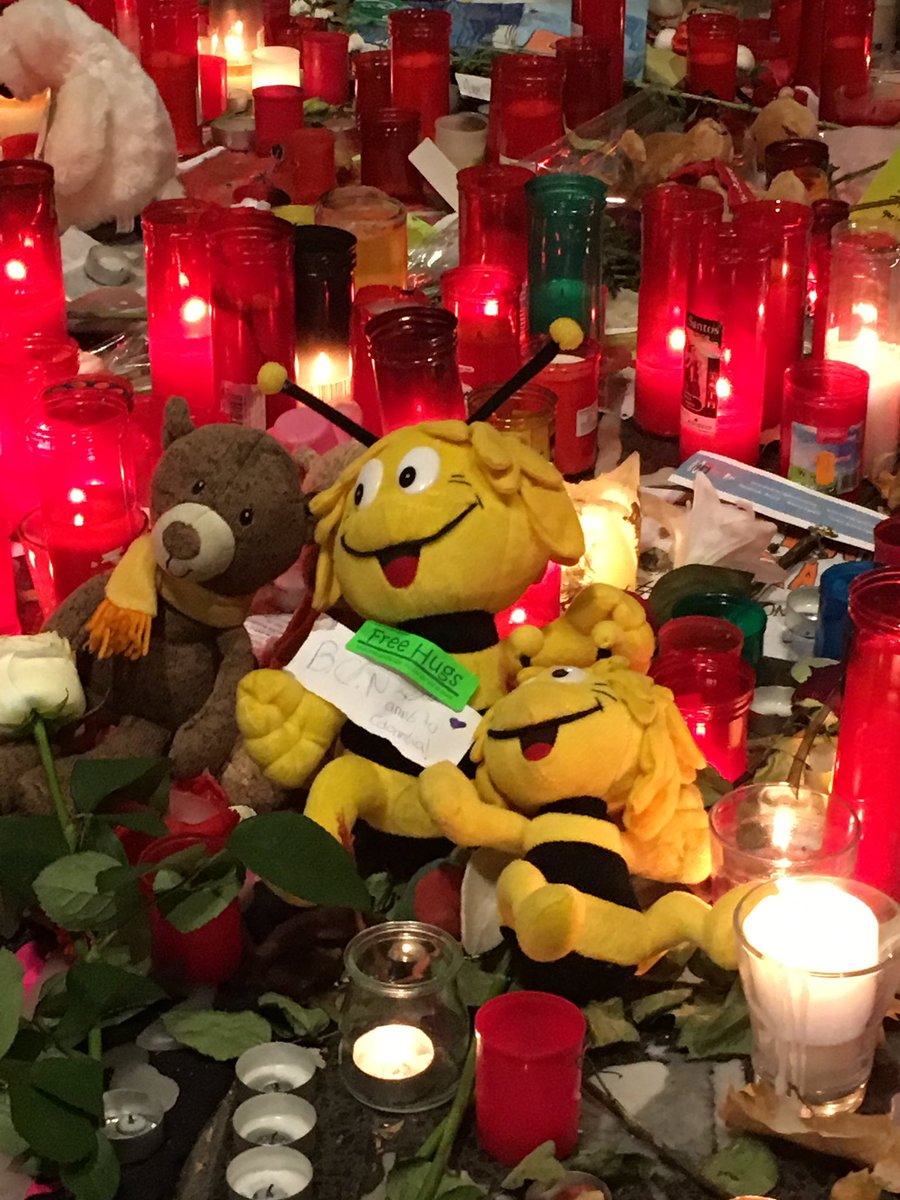katyrickitt's tweet photo. Moving scenes in Barcelona tonight as Sikh group sing up and down Las Ramblas at shrines for each of 13 victims @GMB https://t.co/jhlognxjab
