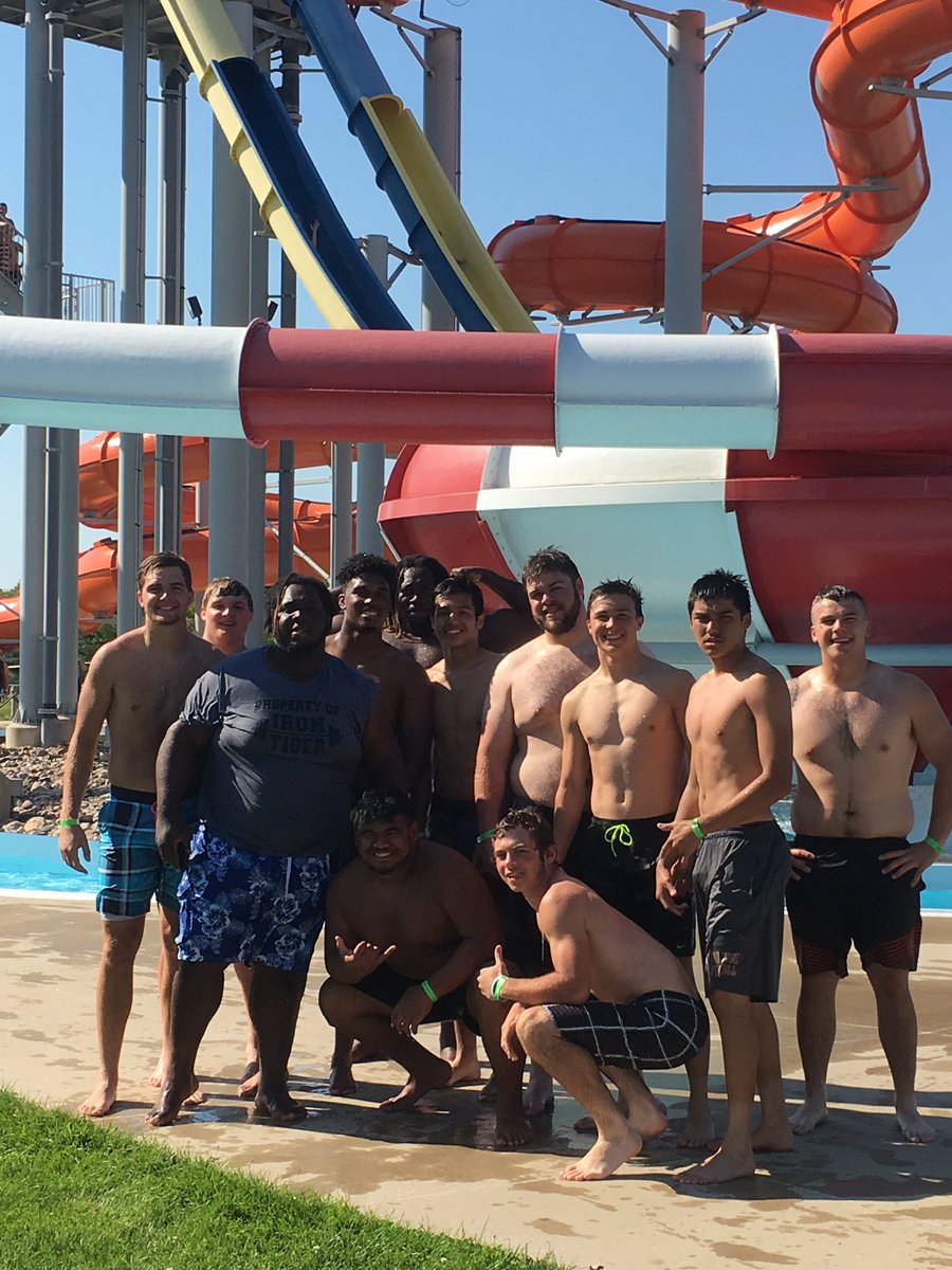 BVUFootball's tweet photo. Fellas earned an afternoon of fun and team bonding! #kingspointe #buildthedam https://t.co/VVlgfblJAs