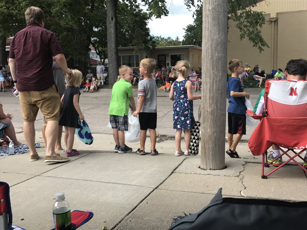 zywiec215's tweet photo. The kids all having a great time at the #ColumbusDays parade. Lots of #candy for everyone https://t.co/j2rcXPrz0o
