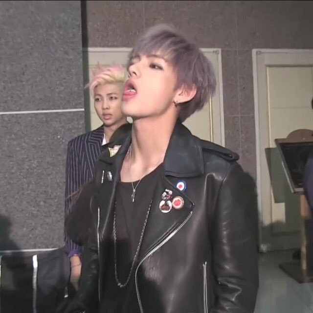 taesoutfits's tweet photo. this was such a good era for taehyung stans https://t.co/eMT8991ZGD