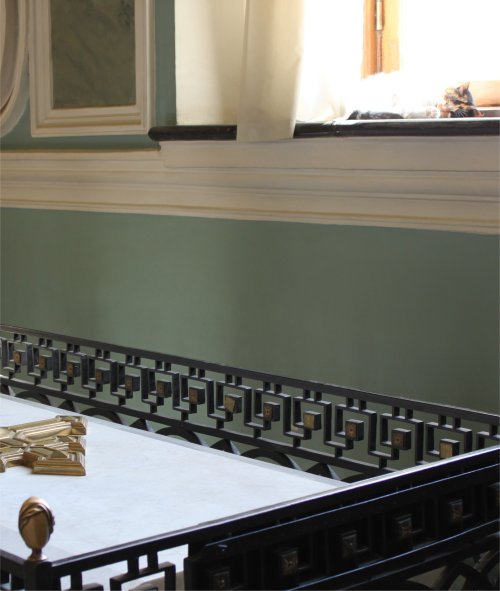 Zepapou's tweet photo. Dans la cathédrale Pierre-et-Paul de #SaintPétersbourg, le chat veille (d'un oeil) sur les tombeaux des #tsars #PhotoChaton https://t.co/iYEaUREK8L