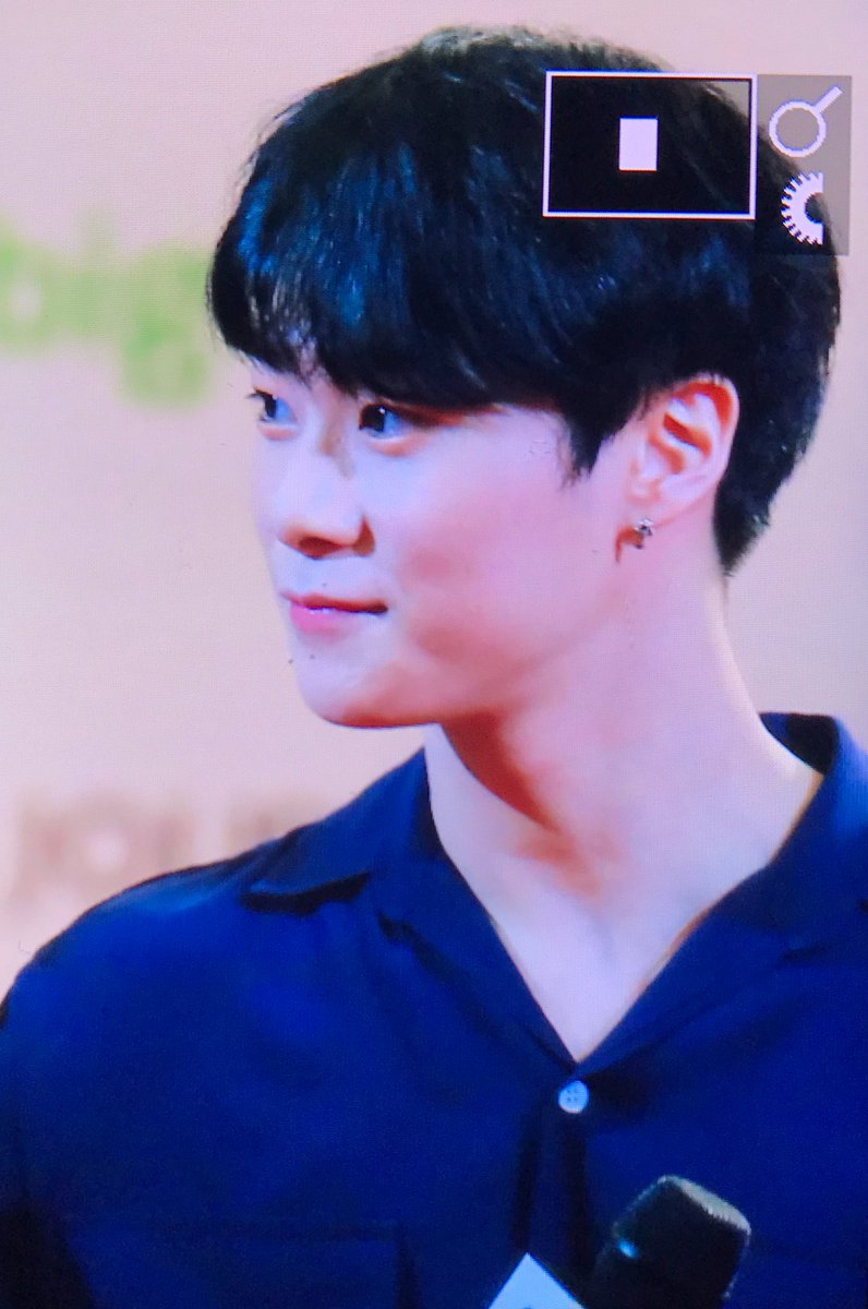 e_moonset's tweet photo. 170820 그래도 언제나 그렇듯, 빈이는 진짜 예뻤고 기분도 좋았어요 하이터치도 잘했구요 ㅎㅡ💜 #아스트로 #문빈 #ASTRO #MOONBIN @offclASTRO https://t.co/ukmetleqBS