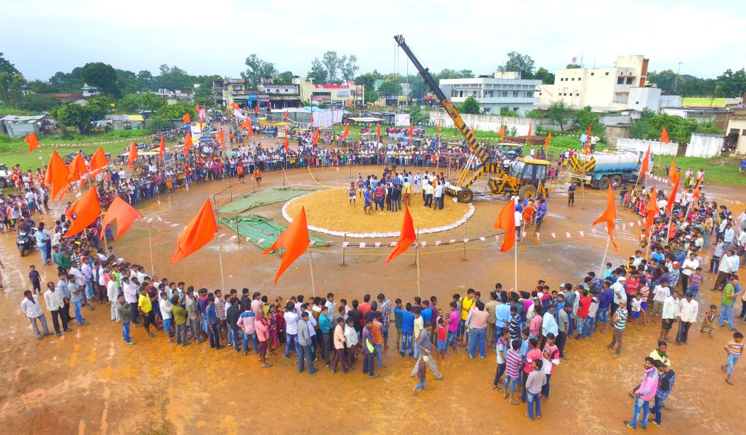 Sakolicity's tweet photo. #Sakoli Dahihandi &amp; Dhol Vadan Celebration 2017. Photos Capture by Drone...
#Sakoli #Dahihandi_2017 https://t.co/INx7O4W4mf