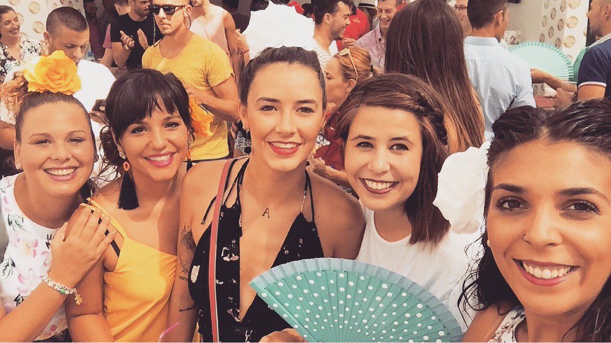 taniiLiizana's tweet photo. Quiero volver... 😭💃🏽👏🏼
#Feria #Málaga #ElReal #Misniñas #CompisRRG https://t.co/8aWCHNqigA