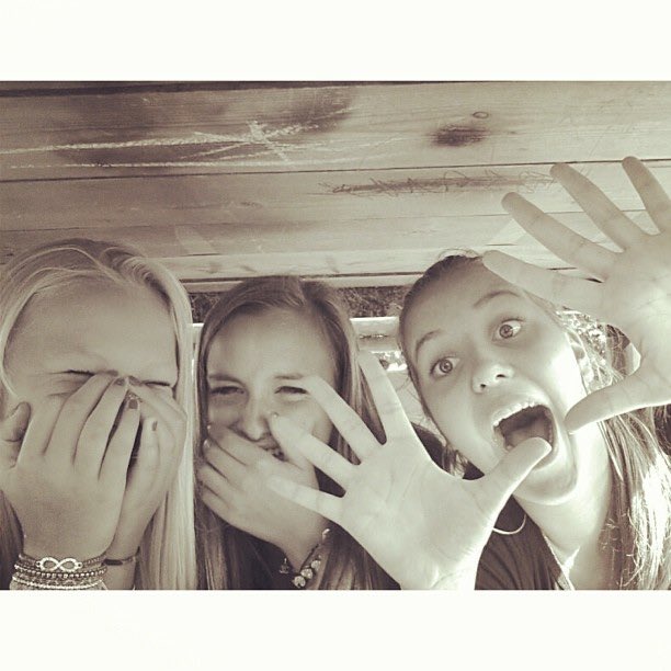 jackykoome's tweet photo. Lekker lachen met m'n schatten @kimberleyxx98 @Dorindaxkus https://t.co/MeT6ojRve4