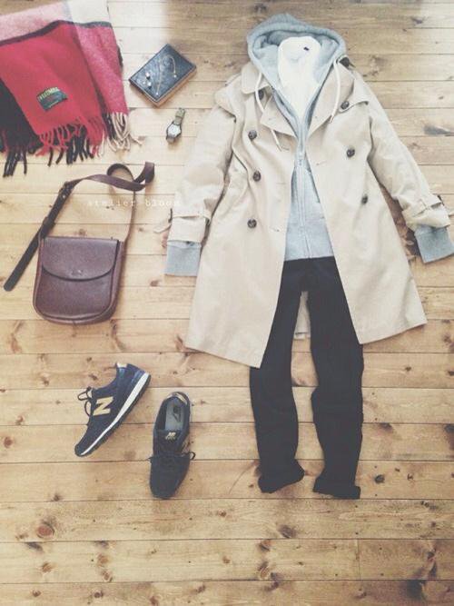 きちんと感の強いトレンチコートを、パーカでカジュアルダウン！小物で女っぽさを足して、こなれた大人スタイルになります！ ♫