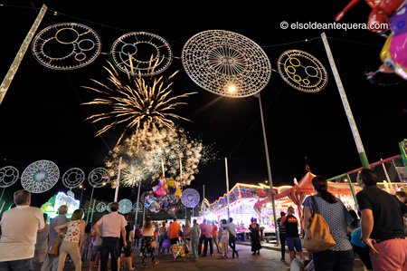 ElSoldAntequera's tweet photo. #Antequera se llena de la luz y el color de los fuegos artificiales para despedir la Real Feria de Agosto de 2017 https://t.co/vHMr7PORIN https://t.co/noLmHZUGZ3