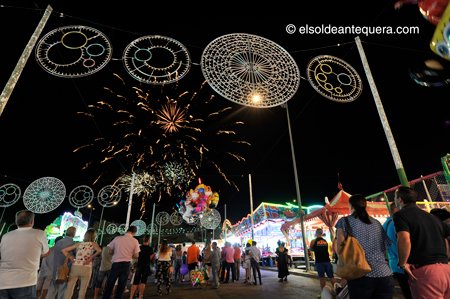 ElSoldAntequera's tweet photo. #Antequera se llena de la luz y el color de los fuegos artificiales para despedir la Real Feria de Agosto de 2017 https://t.co/vHMr7PORIN https://t.co/noLmHZUGZ3
