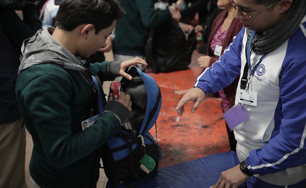El_Universal_Mx's tweet photo. A partir de mañana la SEP fortalecerá las acciones de seguridad en 70 mil escuelas https://t.co/ewjKDcbTfF https://t.co/KFR7xUwnmh