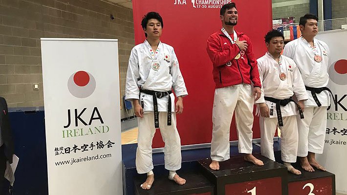Emol's tweet photo. Chile tiene nuevo campeón mundial: Karateca Rodrigo Rojas hace historia y se queda con el título en Irlanda https://t.co/s9LU8BAdtg https://t.co/NoBCOJCT9q