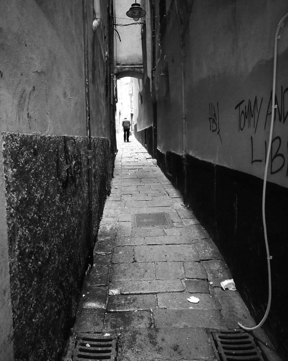 massoema's tweet photo. Carrügia
#Genova #blackandwhite #picoftheday #bnw17 #black #Travel https://t.co/YGXbwvADKW