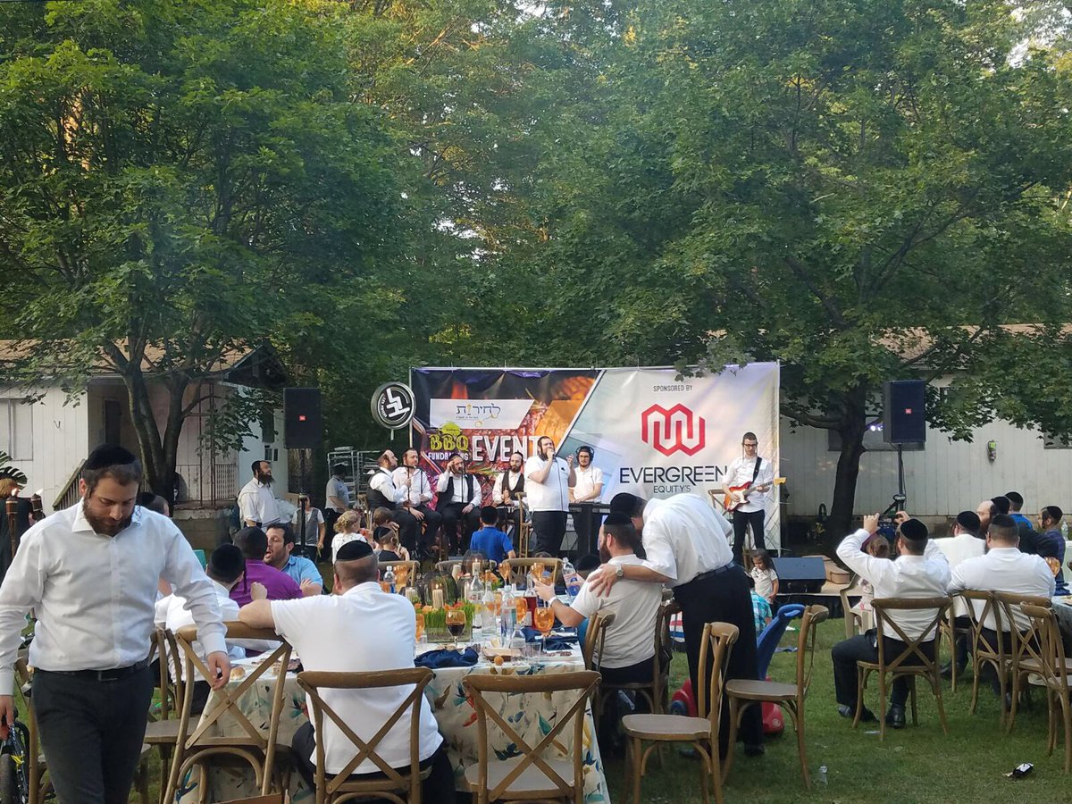 ShmueliUngar's tweet image. Grillin&apos; and Chillin&apos; for a cause! At the important @LecheirisOrg BBQ fundraiser with @LevVoices &amp;amp; @MoishyGlick 
Arranged by @GedalyaWeiser!