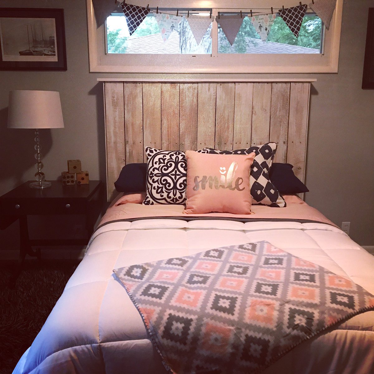 _SugarBean_'s tweet photo. Head board finished diy on a $10.00 budget #whitewashed #headboard https://t.co/qfh2hc09IC