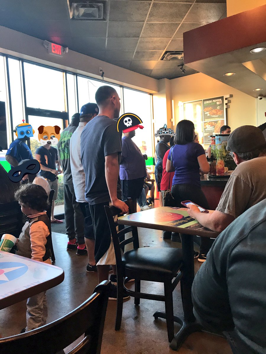 krystals1213's tweet photo. I'm obsessed with wings, but @wingstop you're breaking my heart here. What is up with your line. Game of Thrones starts in 15 minutes. https://t.co/kk25l2BE7W