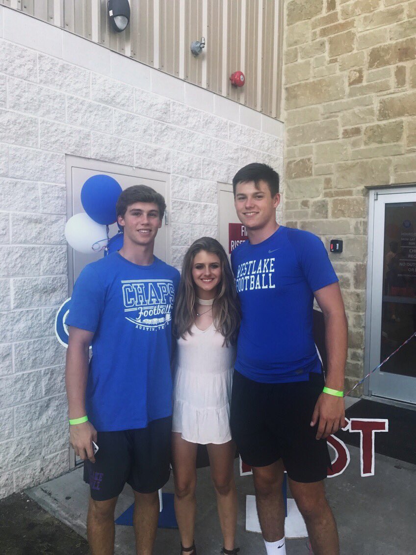 KatePattoni3's tweet photo. (c)happy Sunday from me and my favorite football team ❤️🏈💙 @FanstandATX @Westlake_Nation #ChapFest #BeatKaty https://t.co/CjRACTYYfn