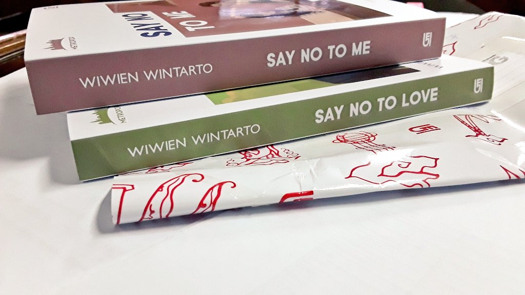 fiksimetropop's tweet photo. Yayyy, akhirnya datang juga. #SayNoToLove #SayNoToMe ... nantikan mega-giveaway sepasang duo kece #novelMetropop ini, ya. https://t.co/KUZ1GfmNVR