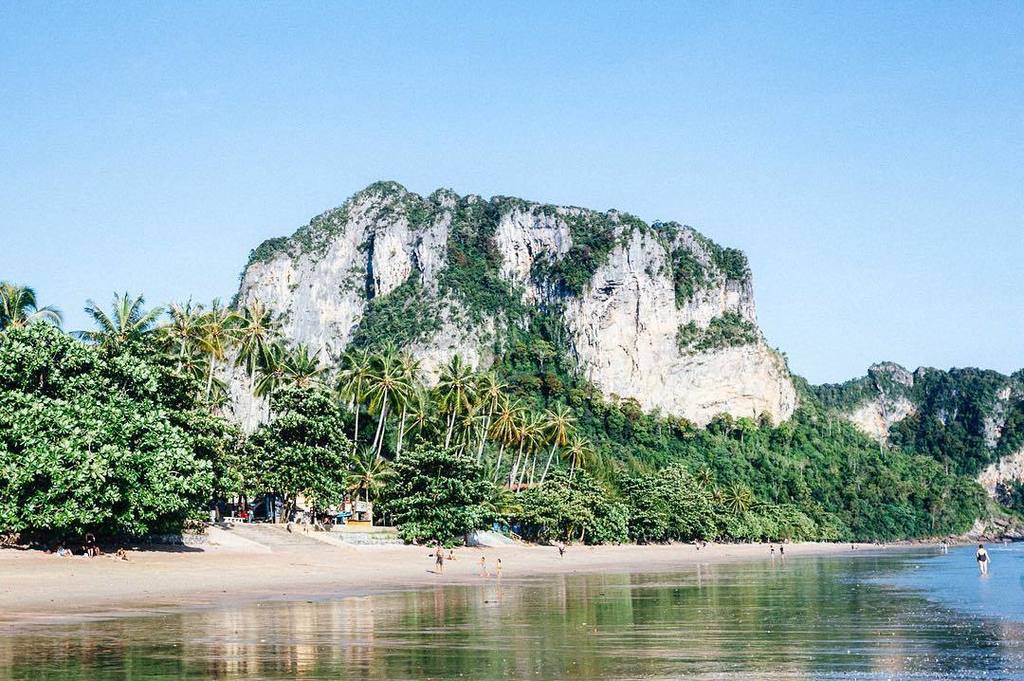 FoodCrafters's tweet photo. Monday morning vibes: chilling on a tropical beach in Krabi, Thailand! Not our morning today, but our type of mornings everyday 💙💙 #visitTh… https://t.co/rSiE8wVEgL