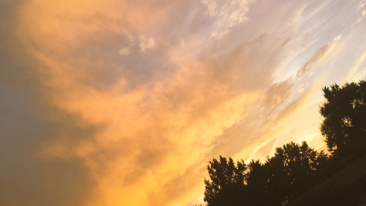 OFClovelife's tweet photo. There's a sunset and sunrise every day, don't take it for granted. 🌞 https://t.co/ldwWFAlAuU