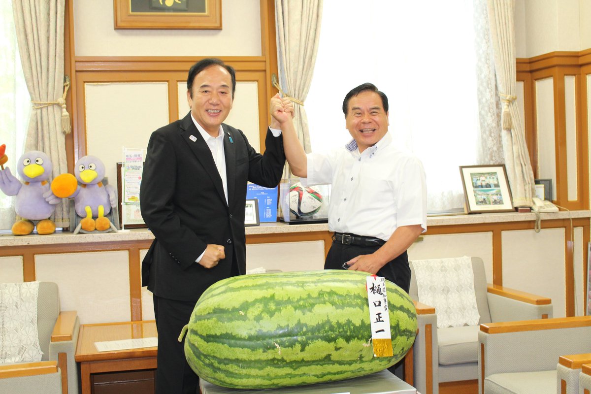 埼玉県庁 びっくりジャンボスイカ 桶川市で ジャンボスイカコンテスト が行われました 優勝スイカは重さなんと78キロ 巨大スイカは県庁 本庁舎1階の階段横に今週いっぱいまで展示予定です 色々すぐ枯らしてしまう自分に反省デス 埼玉県庁 びっくりジャンボスイカ 桶川市で ジャンボスイカコンテスト が行われました 優勝スイカは重さなんと78キロ 巨大スイカは県庁 本庁舎1階の階段横に今週いっぱいまで展示予定です 色々すぐ枯らしてしまう自分に反省デス