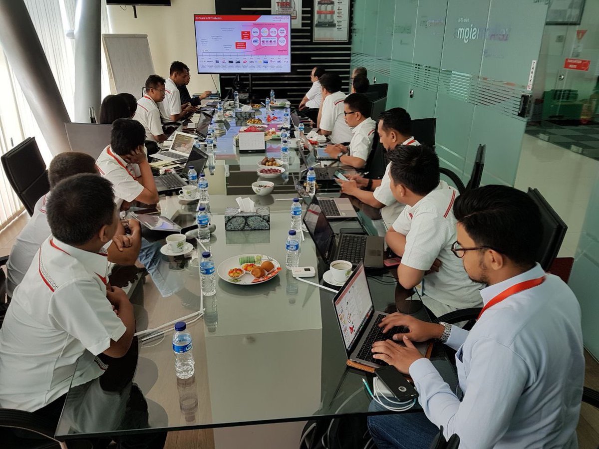 A_Sugiarto2015's tweet photo. #BUMNHadirUntukNegeri
@telkomsigma &amp; cak @ariefmustain DDS @indigofornation Free Hosting🇮🇩,UKM &amp; startup DigitalValley &amp; DigitalLounge 🇮🇩💪🏽 https://t.co/ptUYNGFD3N