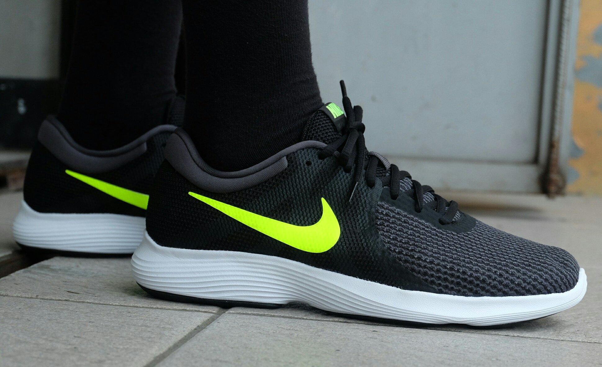 nike revolution 4 green black