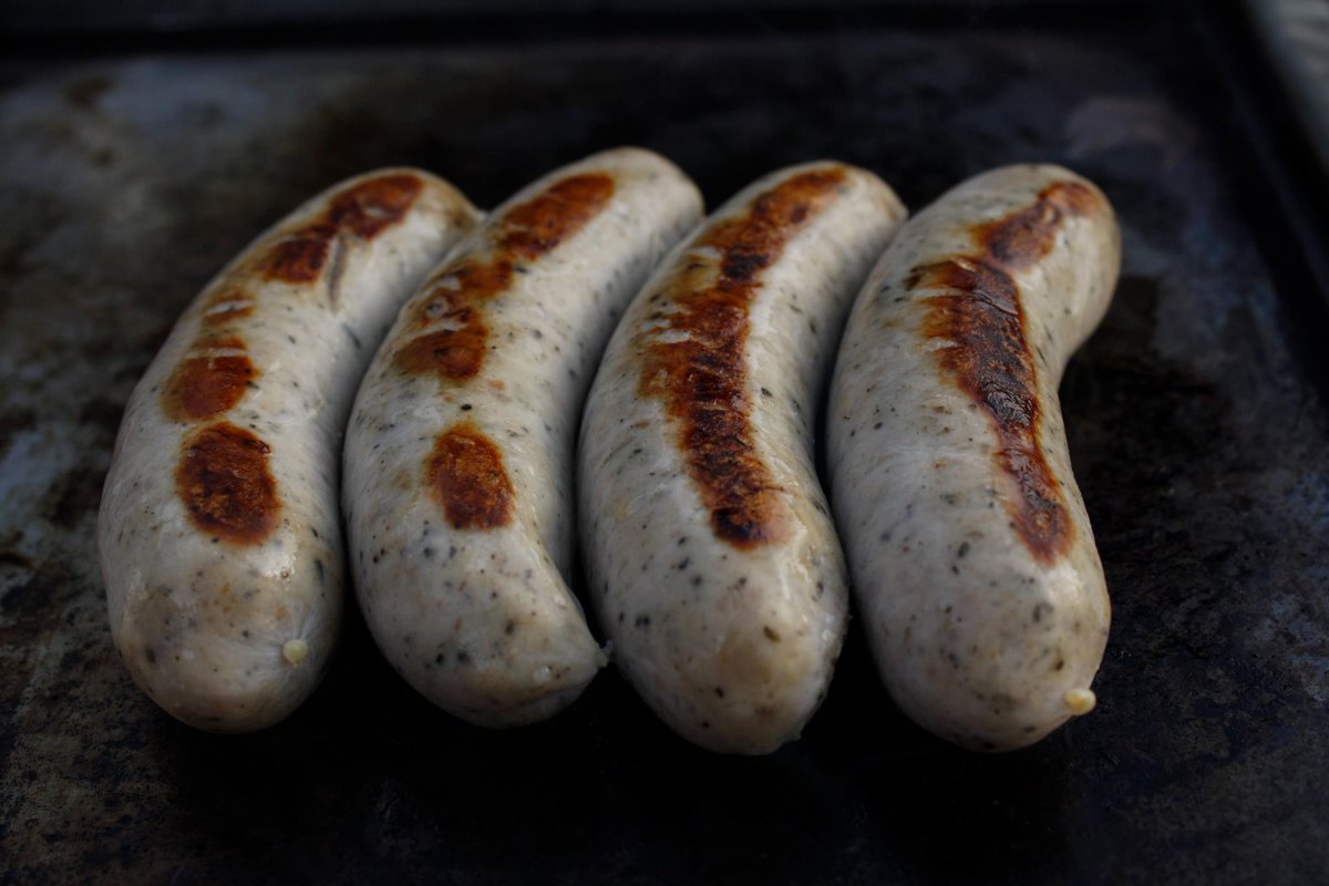 Brats, bangers and wursts, oh my! Finishing summer right with brats on the grill and biers in the hands.🍻schallerweber.com/shop/sausages/