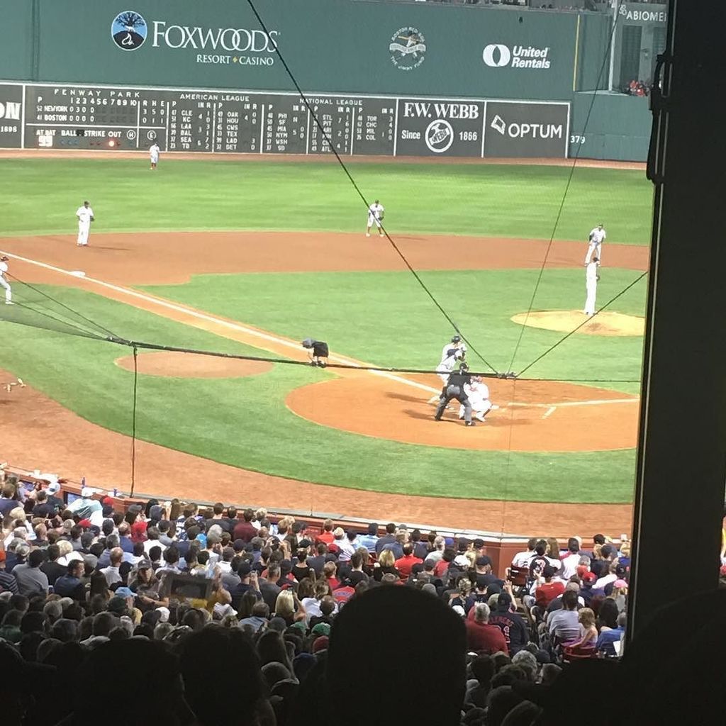 grantfox's tweet photo. Finally Fenway, with a Yankees victory! #yankees https://t.co/hMjfMMsqpP https://t.co/QnNiMM1Vfm