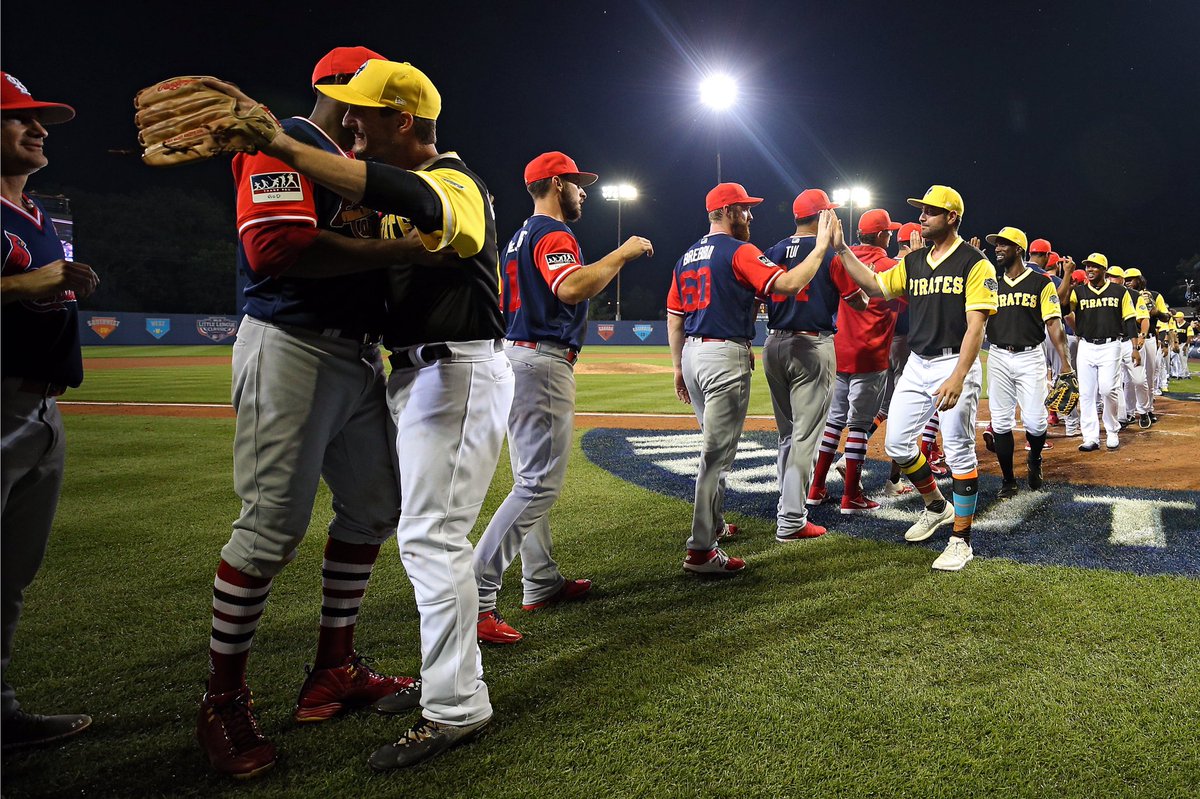 Cardinals's tweet photo. High 🖐 &amp; Handshakes. @LittleLeague style!  #MLBLittleLeagueClassic https://t.co/0Oh8QCbDge