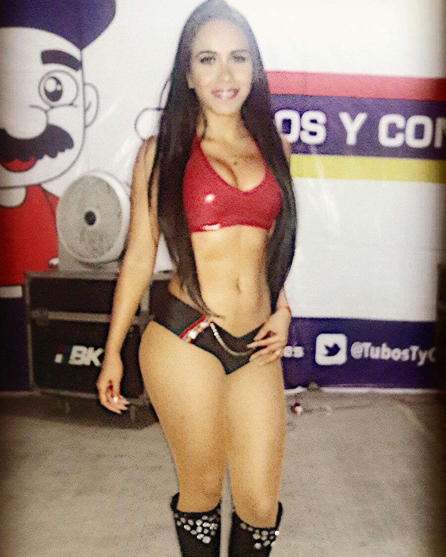 Executor_Cmll's tweet photo. muy hermosa mi gran amiga @dianahuertacmll #Besoss ✌️😉😘😘😘 https://t.co/nmTduWrgvH