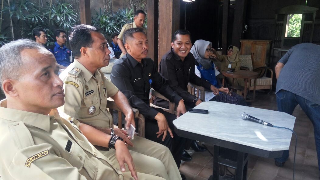 Acara Dialog Interaktif TVRI Bertajuk Obrolan Issue Publik dengan Tema " Pengembangan Smart Kampung di Rumah Osing Pendopo <a href="/banyuwangi_kab/">Kabupaten Banyuwangi</a>