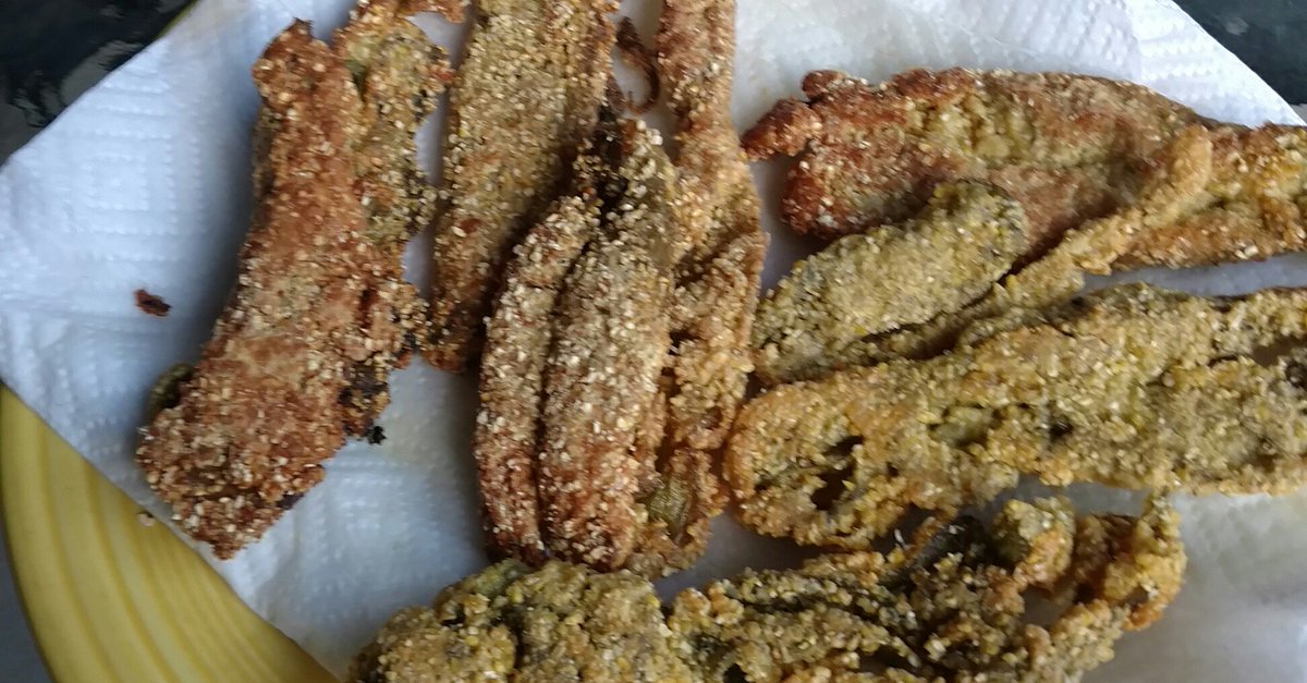 bobthebuilder4u's tweet photo. Hatch green Chili's Dredged in corn meal and spices than fried in olive oil. #NummNumm https://t.co/WuMbrHkwnk