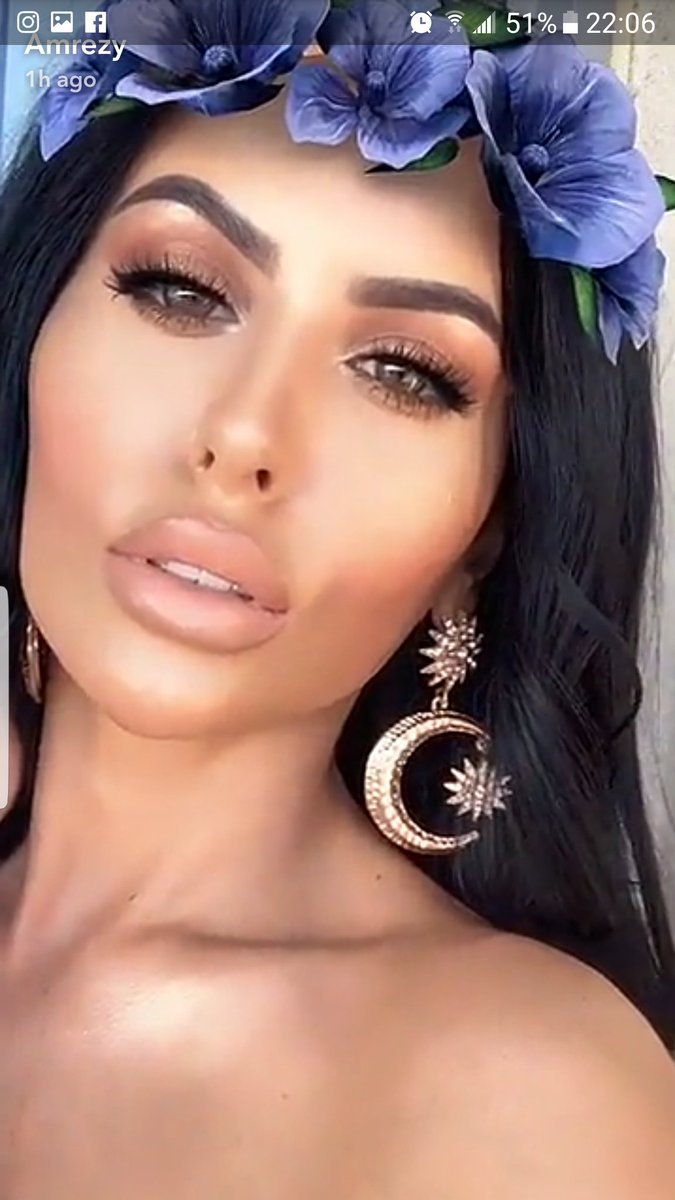 DuchessWatson's tweet photo. @Amrezyyy is utterly perfect and #goals. Makeup and outfit always on point, unafraid to be extra af &amp; she smokes.. like.. can we be besties? https://t.co/WbptxUYi2K