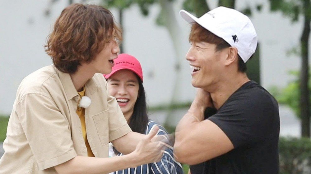 allkpop's tweet image. Lee Kwang Soo fights back against Kim Jong Kook on 'Running Man' allkpop.com/article/2017/0…